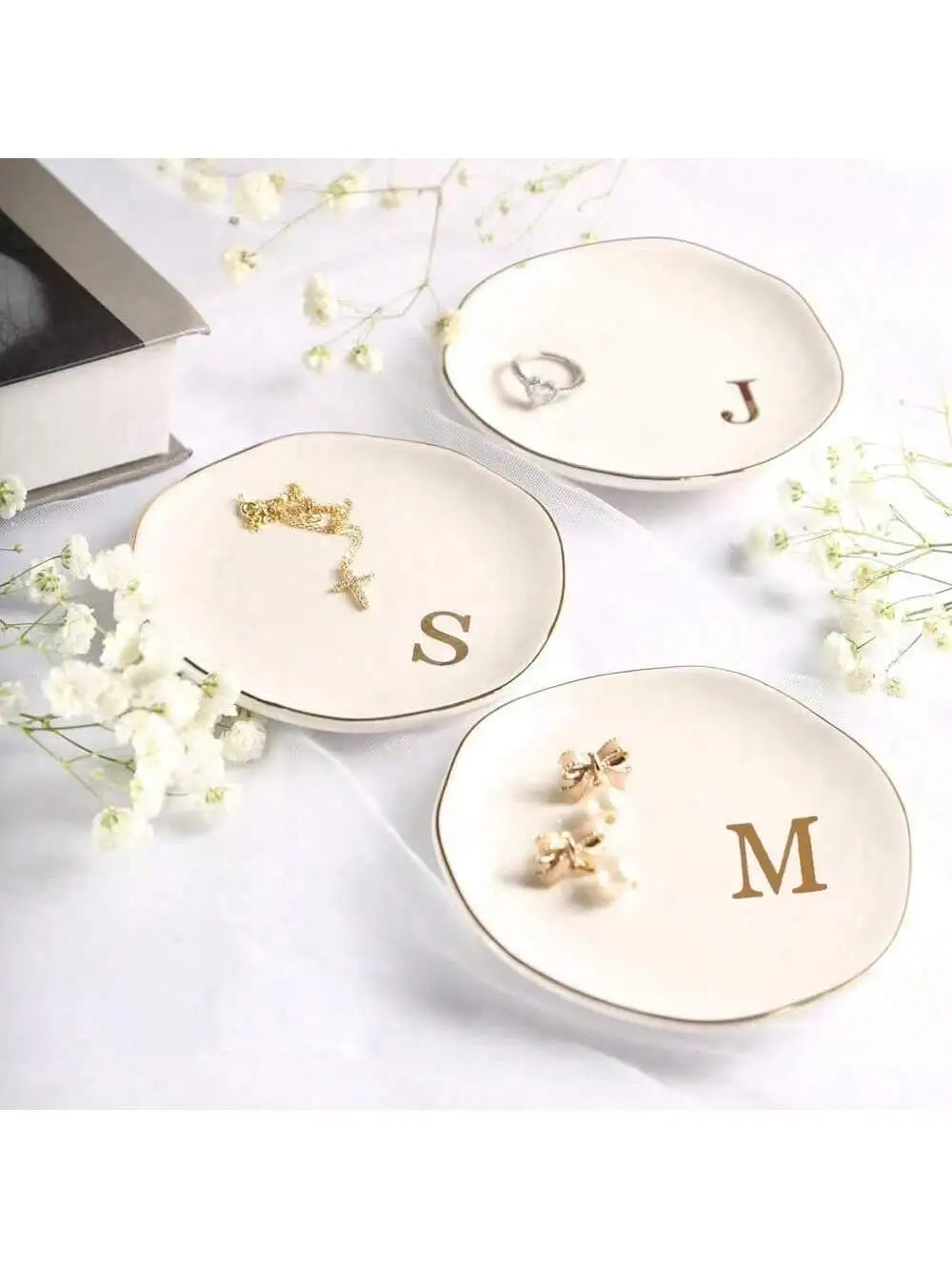 Wedding Z - 女性用のパーソナライズされたイニシャルリング,ジュエリートレイ,モノグラムのギフトA-Z個,友人や姉妹への婚約,白いセラミック