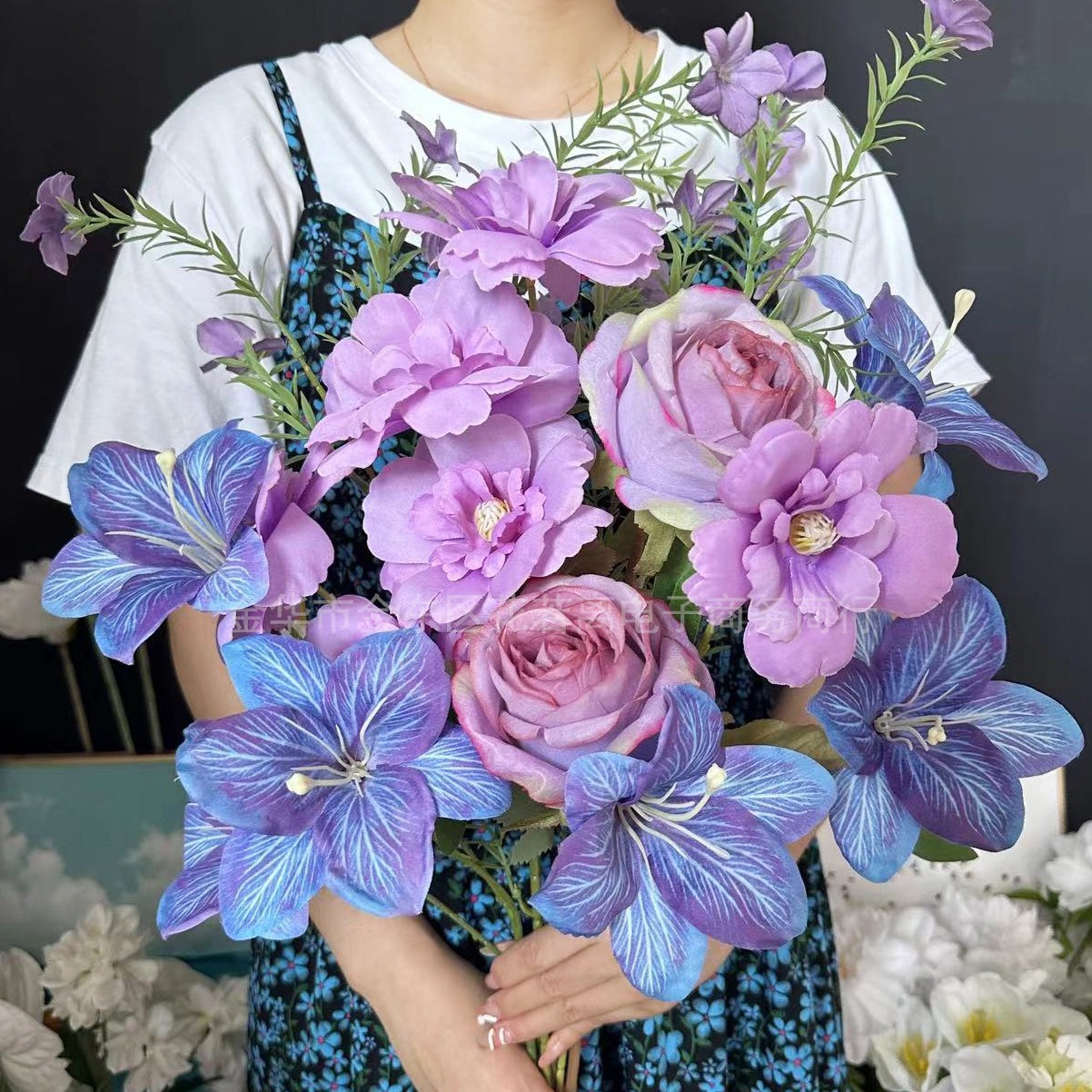 Wedding Supply Shops - 紫と青のモネ風造花ユリ、ショーウィンドウのフラワーディスプレイ、家庭や結婚式のシーン装飾用品