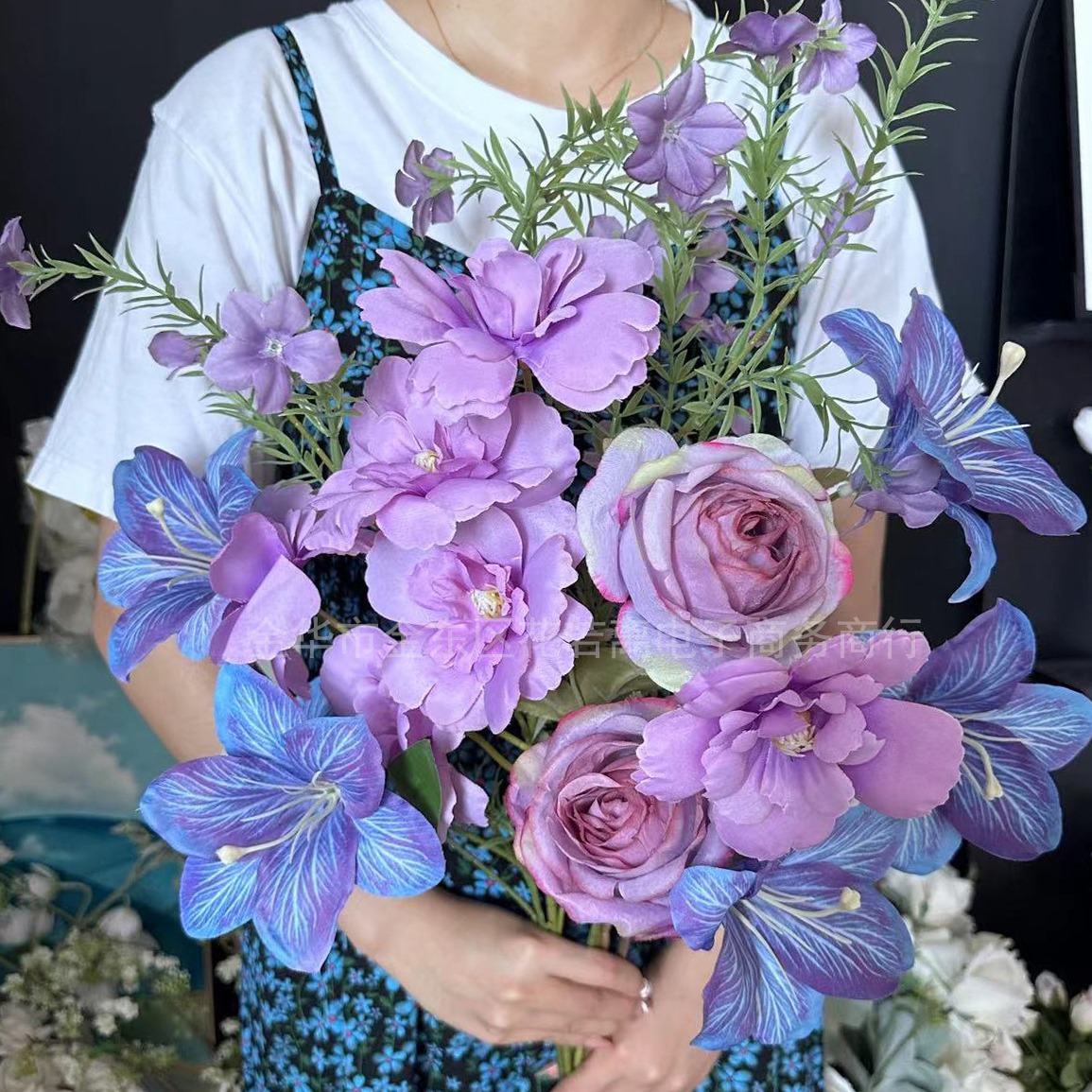 紫と青のモネ風造花ユリ、ショーウィンドウのフラワーディスプレ - Wedding Supply Shops のレビューと価格