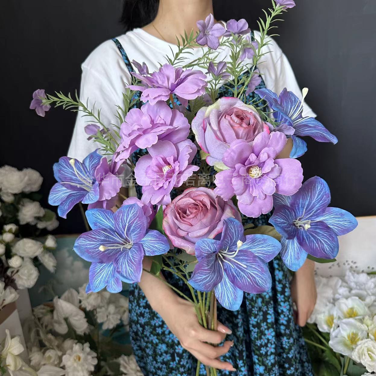紫と青のモネ風造花ユリ、ショーウィンドウのフラワーディスプレ - Wedding Supply Shops のレビューと価格
